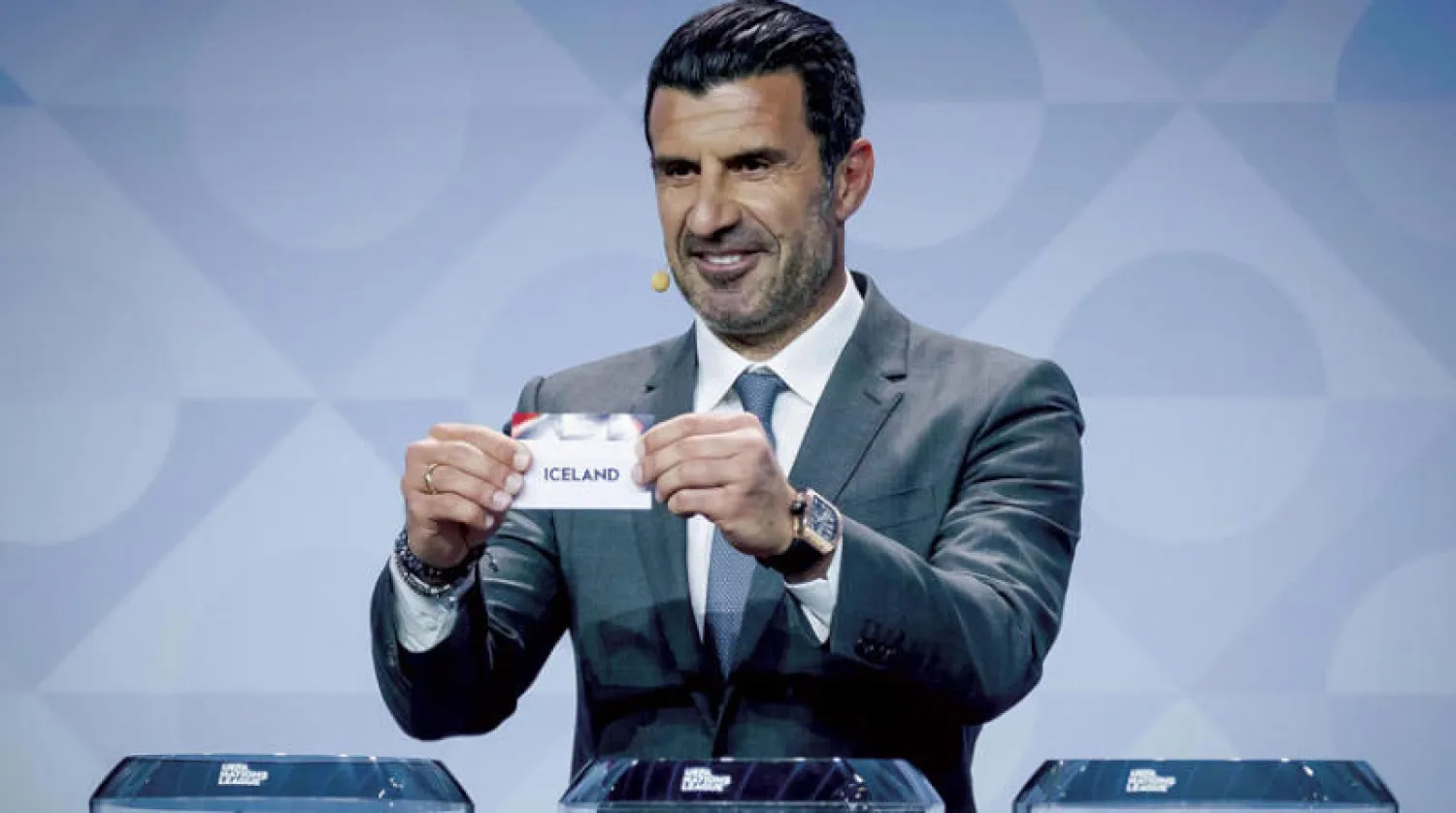 لويس فيغو نجم الكرة البرتغالية السابق خلال سحب قرعة النسخة الثانية لدوري الأمم (أ.ف.ب)