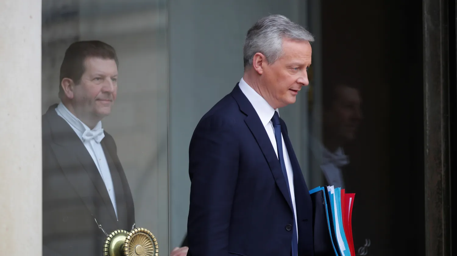 وزير الاقتصاد الفرنسي برونو لومير يغادر اجتماعاً حكومياً بقصر الإليزيه (رويترز)