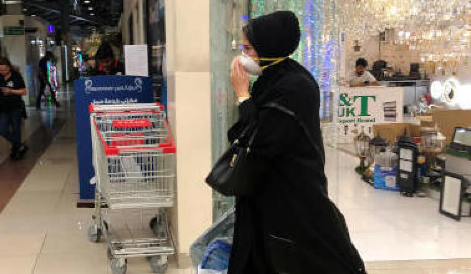 امرأة ترتدي كمامة واقية في أحد أسواق دبي (رويترز)