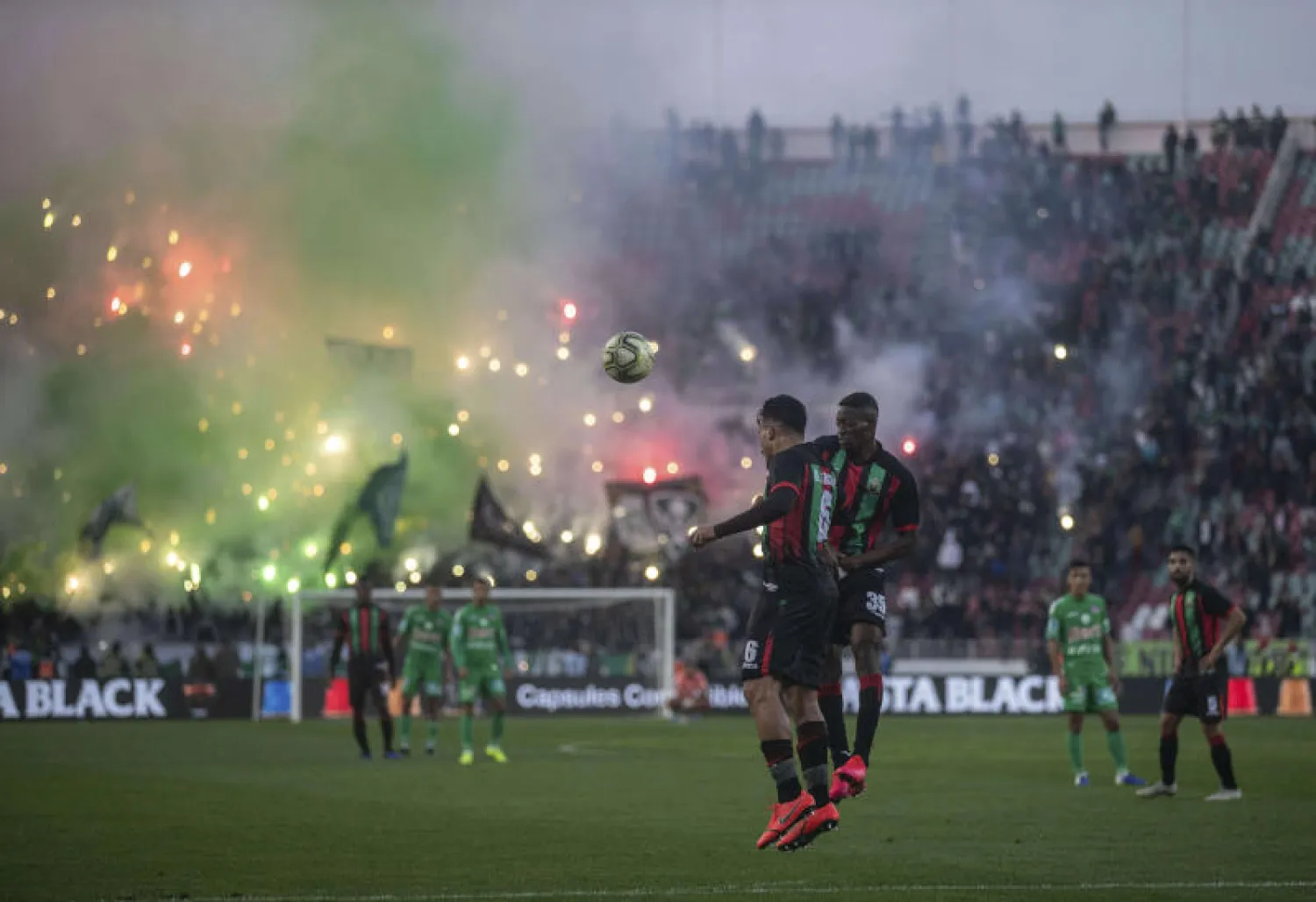 مباراة بين فريقي الجيش الملكي والرجاء البيضاوي في الدوري المغربي لكرة القدم (أرشيفية - أ.ب)
