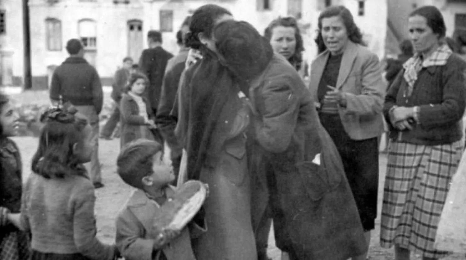 İkinci Dünya Savaşı sırasında mülteci kamplarındaki Yunan aileleri (BBC-Arşiv)