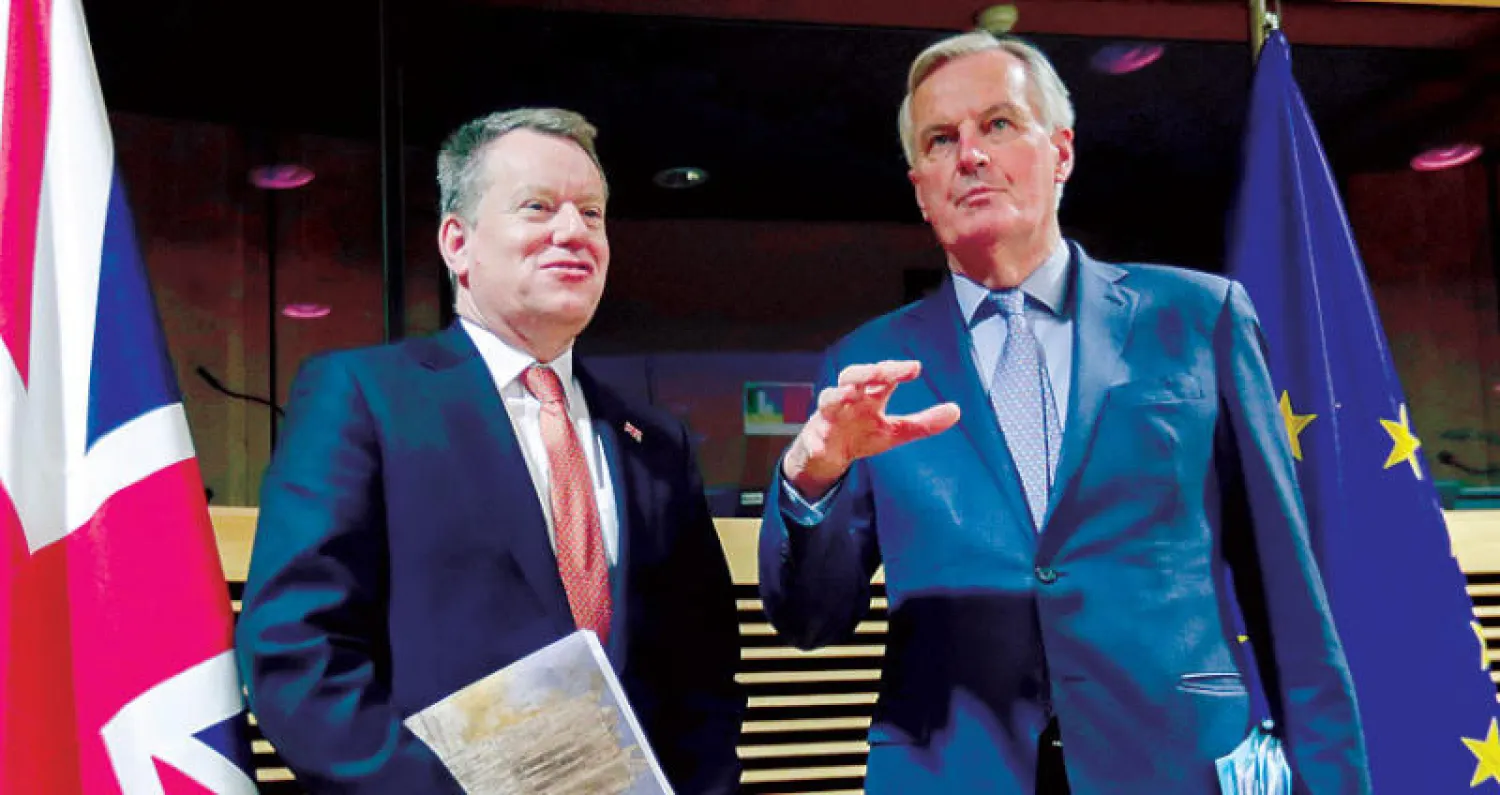 المفاوض الأوروبي ميشال بارنييه مع نظيره البريطاني ديفيد فروست (أ.ب)