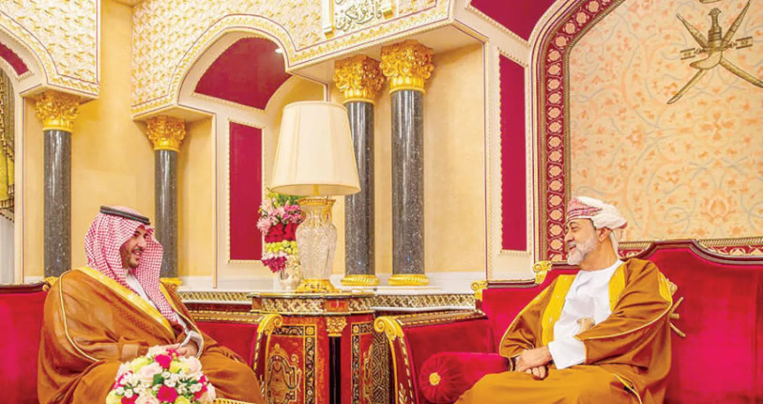 السلطان هيثم بن طارق سلطان عُمان خلال لقائه نائب وزير الدفاع السعودي (واس)