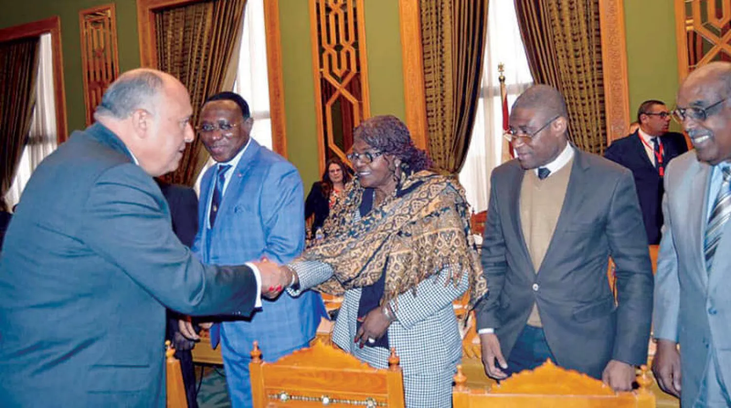 شكري مستقبلاً السفراء الأفارقة بالقاهرة أمس لعرض موقف بلاده من «سد النهضة» (الخارجية المصرية)