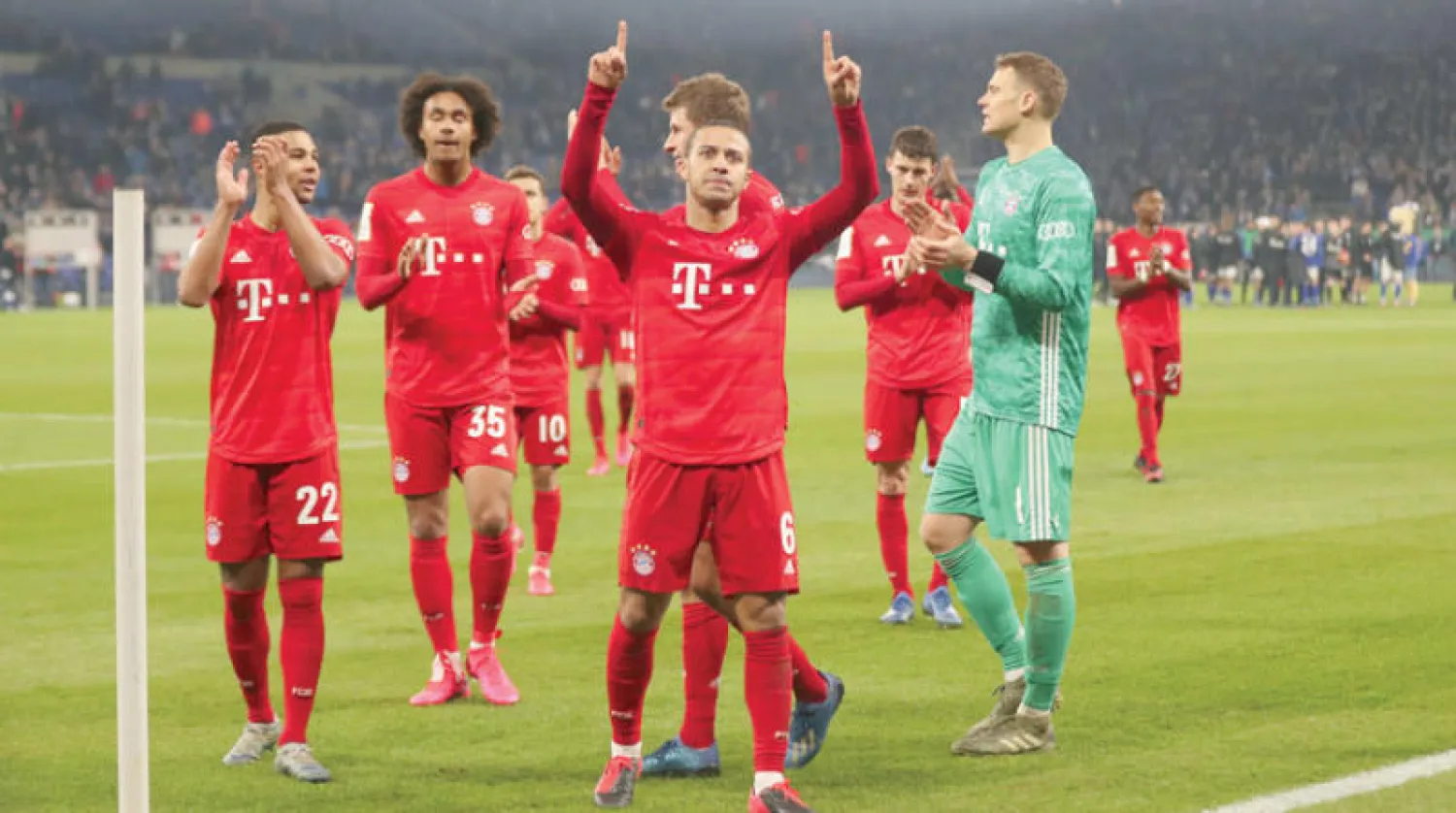 لاعبو بايرن ميونيخ يحتفلون بفوزهم على شالكه بالكأس قبل التحول نحو بطولة الدوري (إ.ب.أ)