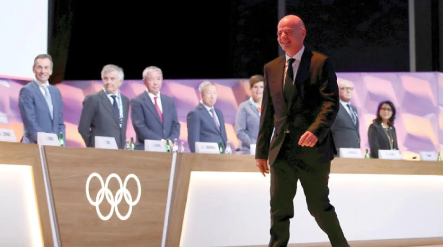 إنفانتينو رئيس «فيفا» خلال توجهه لإلقاء كلمته أمام مجلس الاتحاد الدولي لكرة القدم «إيفاب» (رويترز)