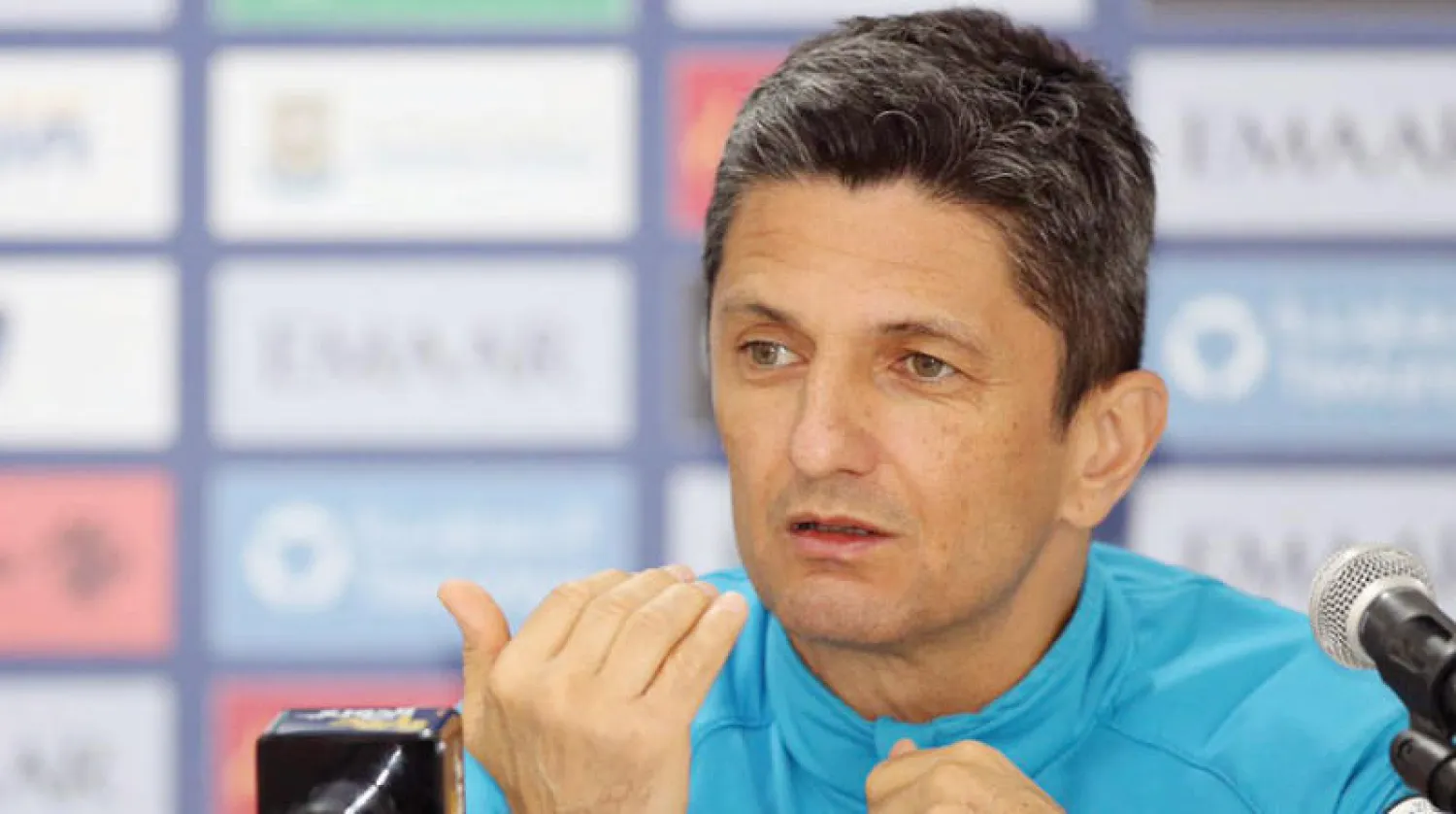 رازفان يتحدث خلال المؤتمر الصحافي أمس (الشرق الأوسط)