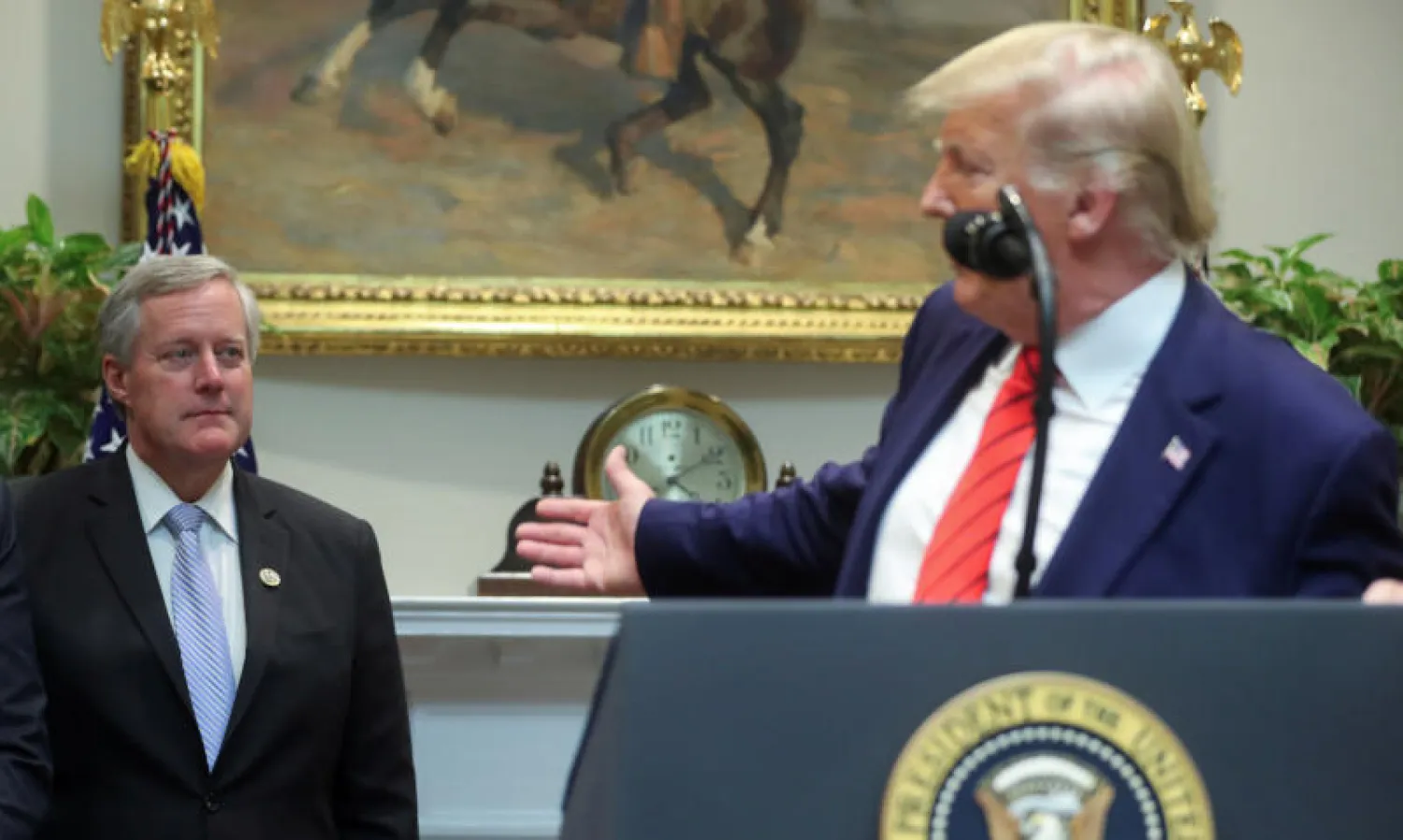 الرئيس الأميركي دونالد ترمب يشير إلى النائب الجمهوري مارك ميدوز (رويترز)