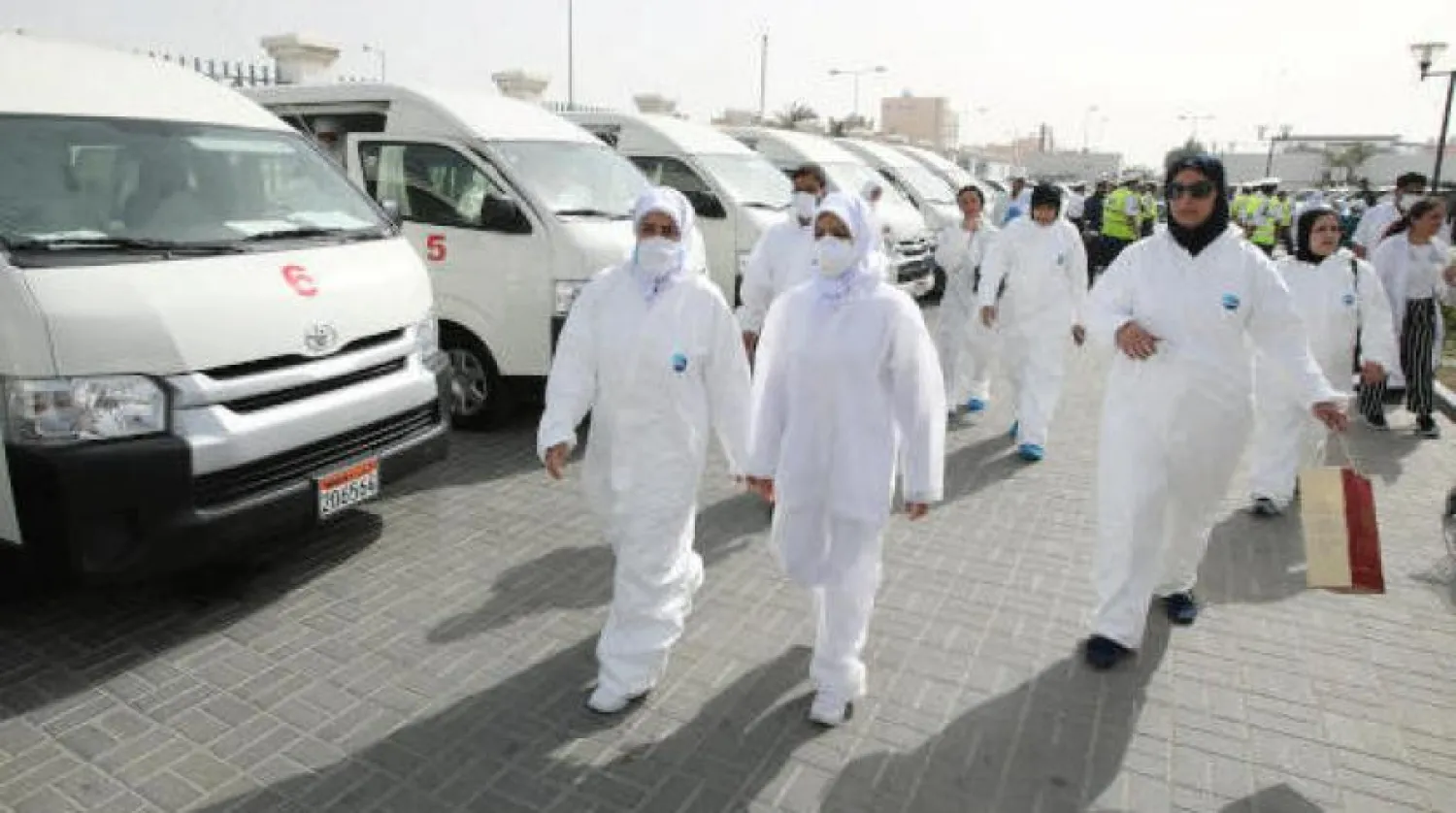 İran’dan Bahreyn’e geri dönenleri incelemeden önce doktorlar hazırlık yapıyor (Reuters)