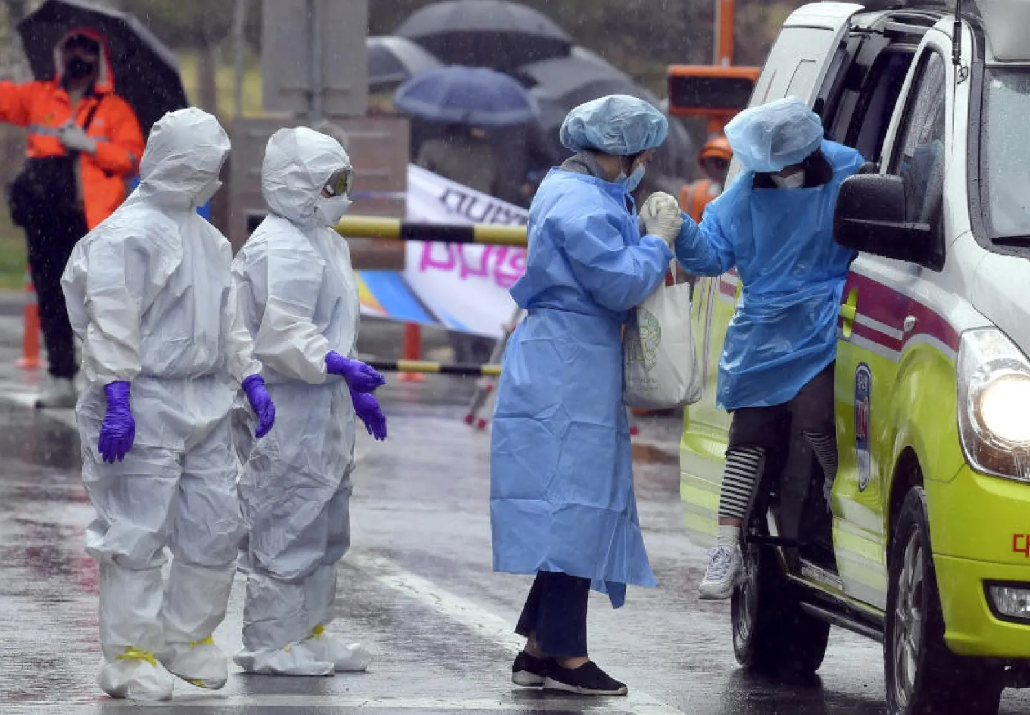 مصابان بفيروس «كورونا» يصلان إلى مستشفى في غوانغجو بكوريا الجنوبية (أ.ب)