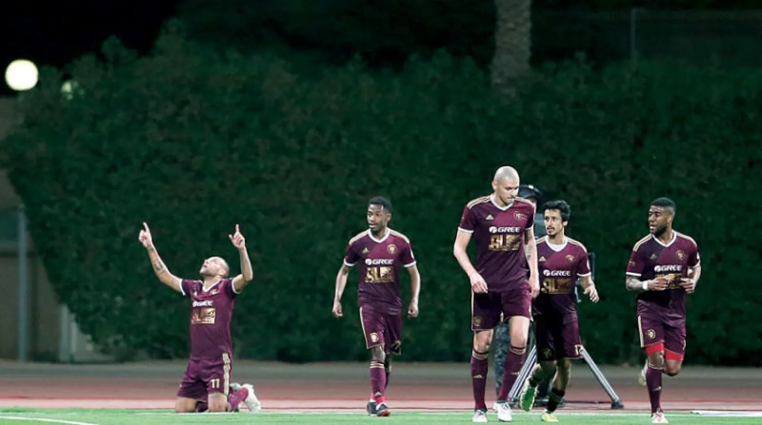 لاعبو الفيصلي يحتفلون بأحد أهدافهم في النصر (تصوير: عبد العزيز النومان)