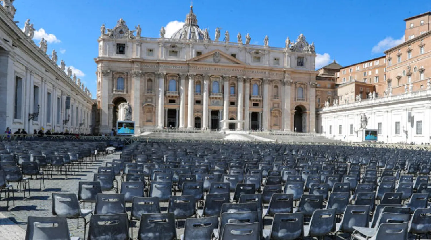 مقاعد فارغة أمام شاشتين تبثّان عظة البابا فرنسيس في ساحة القديس بطرس أمس (إ.ب.أ)