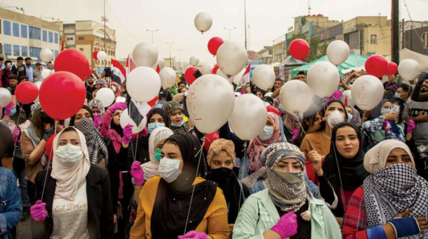 عراقيات خلال مسيرة في البصرة أمس بمناسبة اليوم العالمي للمرأة (أ.ف.ب)