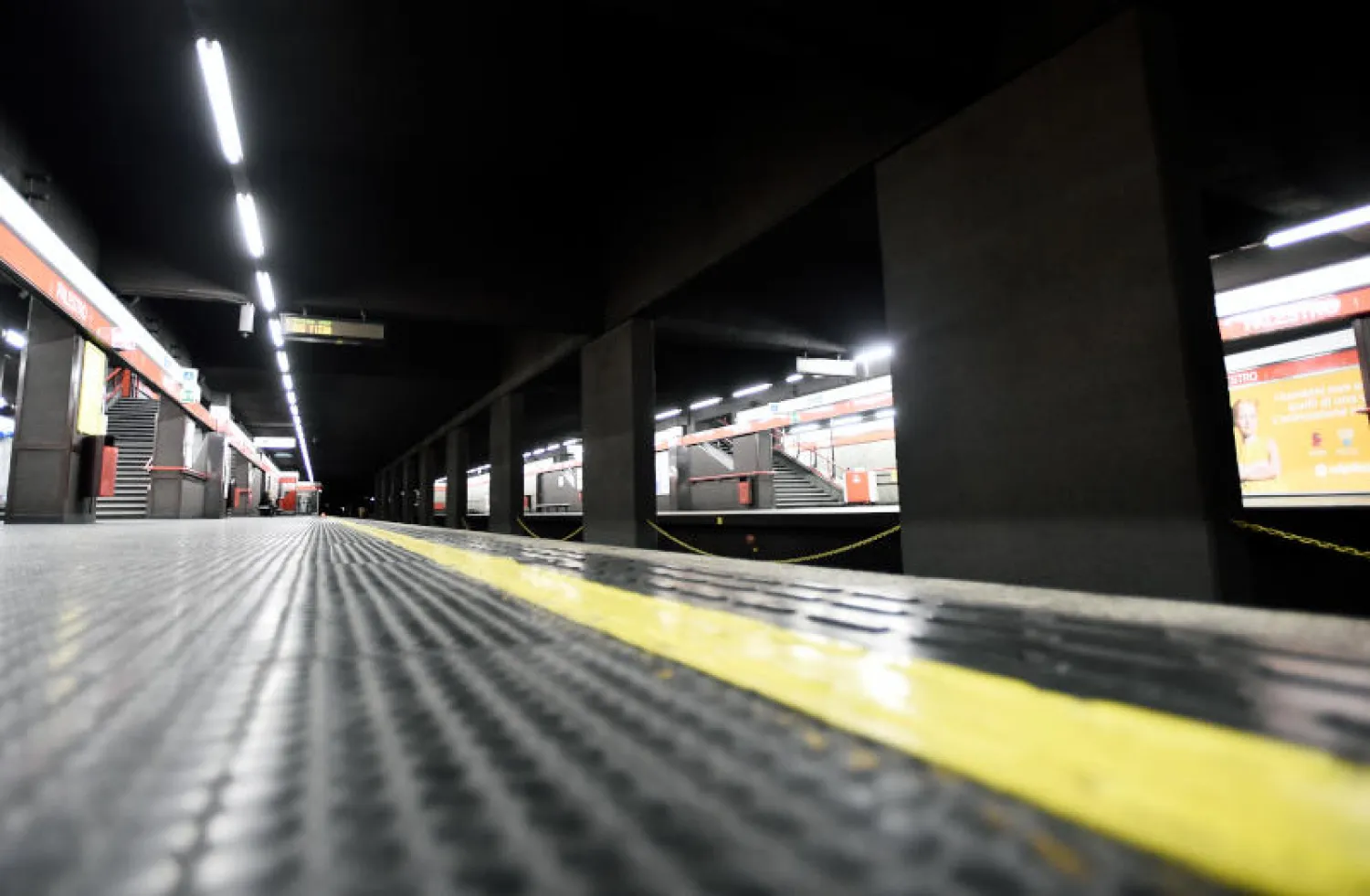 محطة لمترو الأنفاق خالية من الركاب في مدينة ميلانو الإيطالية بعد فرض الحجر الصحي على المدينة (رويترز)