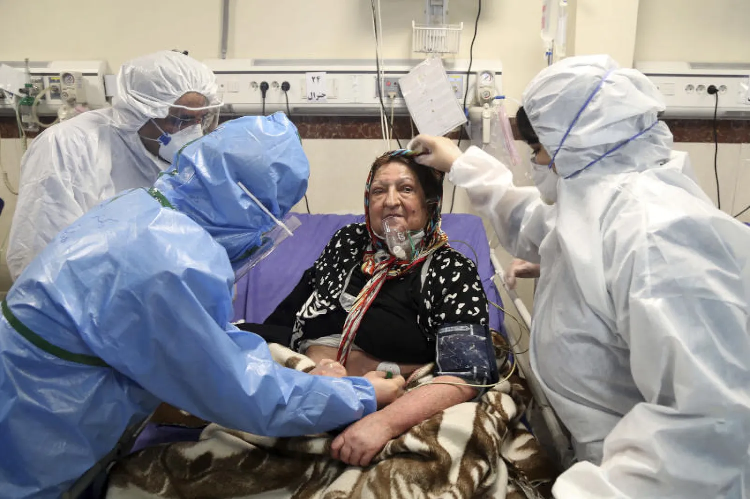 إيرانية تتلقى العلاج من كورونا (أ.ب)