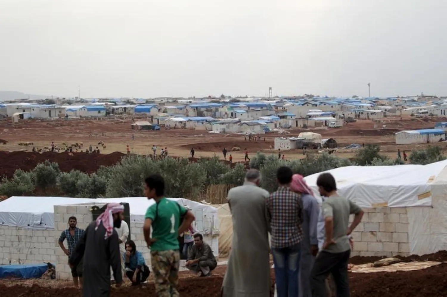 لاجئون سوريون في مخيم في ريف إدلب (أرشيفية - رويترز)