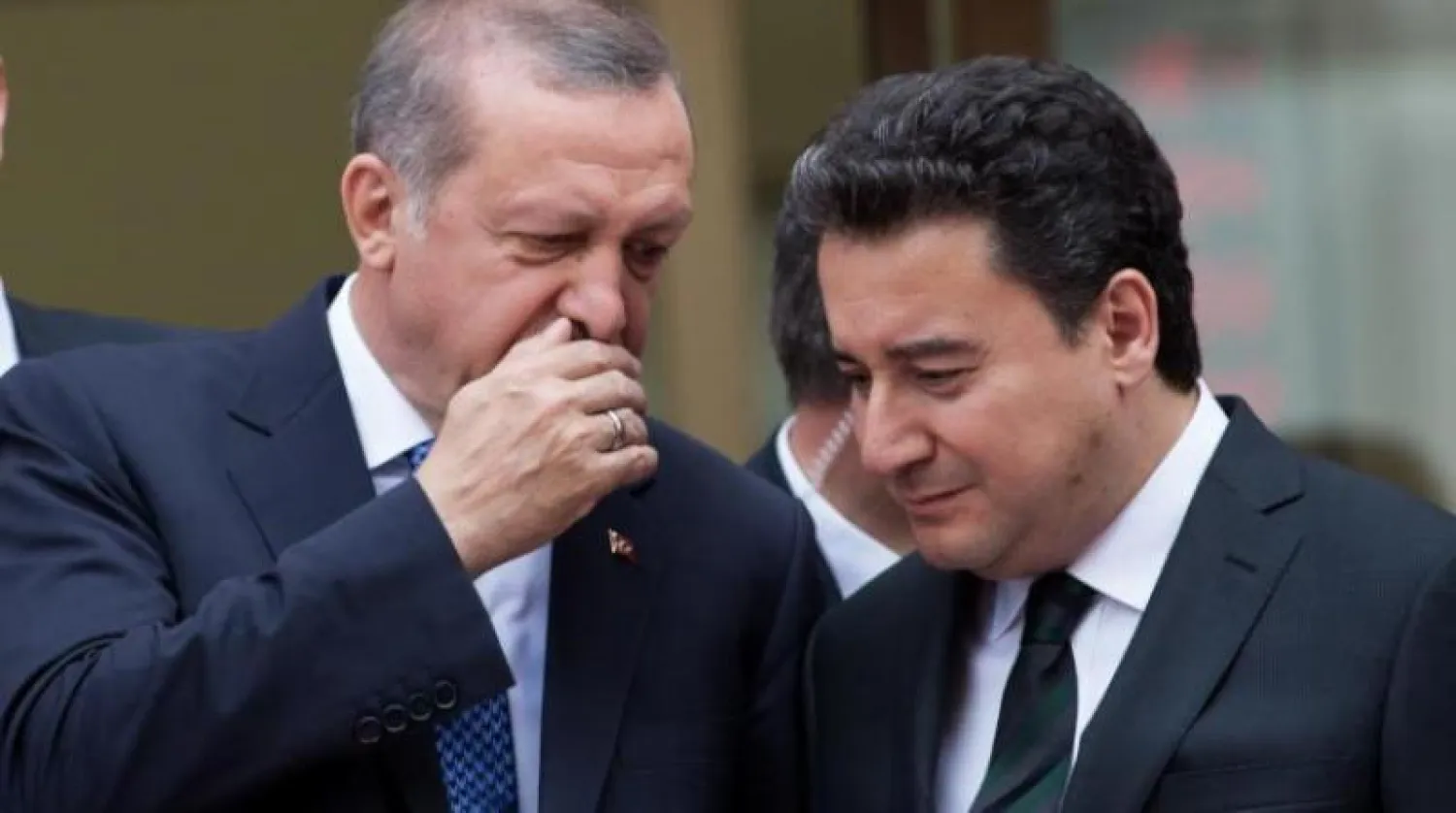 نائب رئيس وزراء تركيا السابق علي باباجان (يمين) والرئيس التركي رجب طيب إردوغان (أرشيفية - إ.ب.أ)