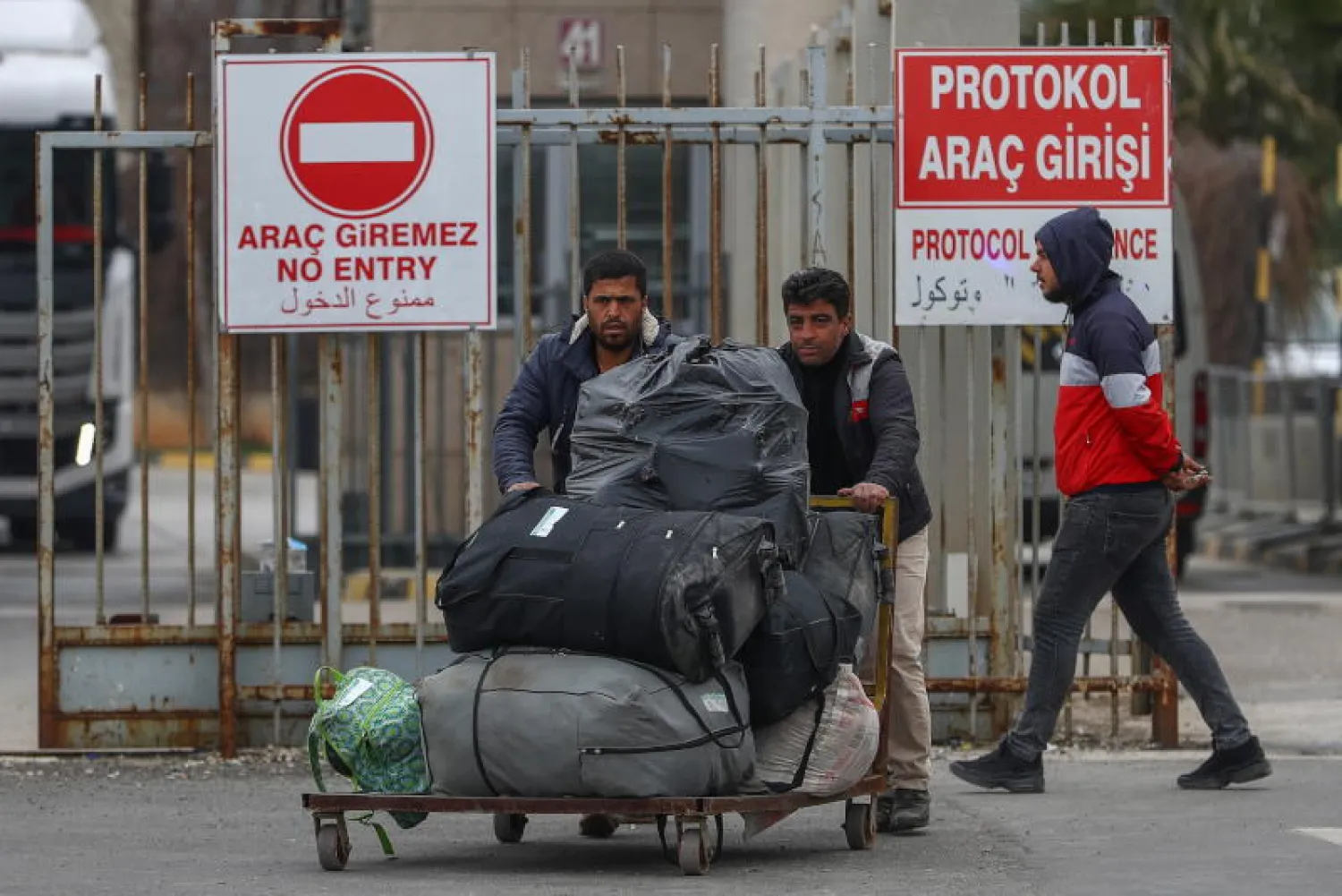 لاجئون من أفغانستان في جزيرة ليسبوس اليونانية بعد عبورهم بحر إيجه من تركيا (رويترز)