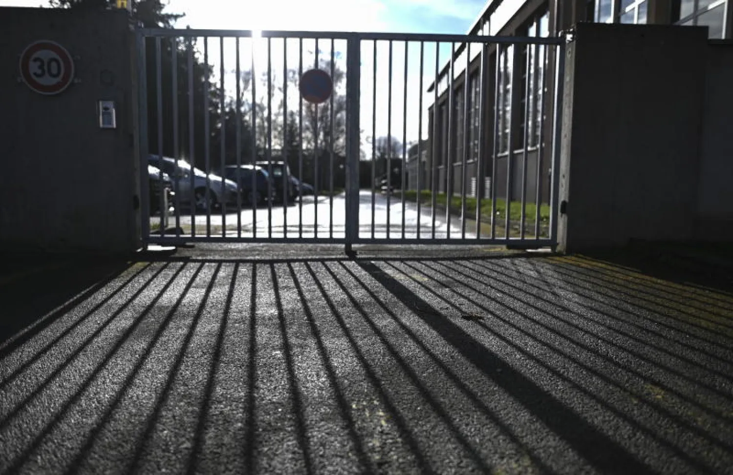 بوابات حديدية مغلقة بإحدى المدارس الفرنسية (أ.ف.ب)