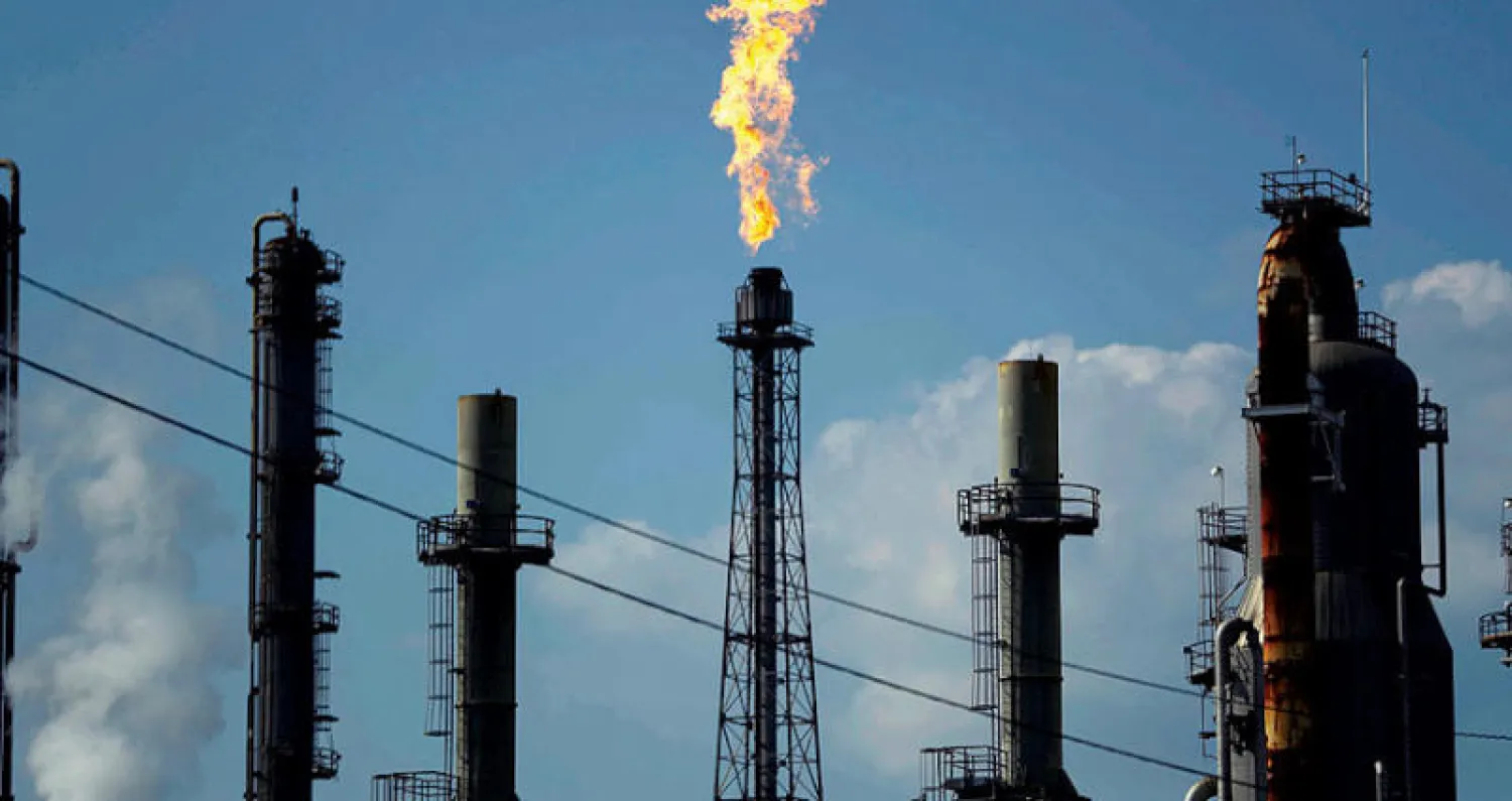 تعاني أسواق النفط من نزيف الأسعار نتيجة التطورات الأخيرة بينما تسبب تفشي «كورونا» في فائض بالإمدادات (أ.ب)