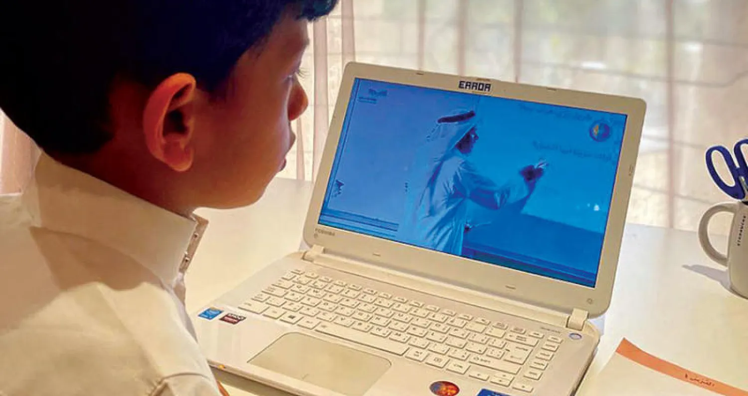 طالب سعودي يتابع دروسه عبر منصة «التعليم» (الشرق الأوسط)