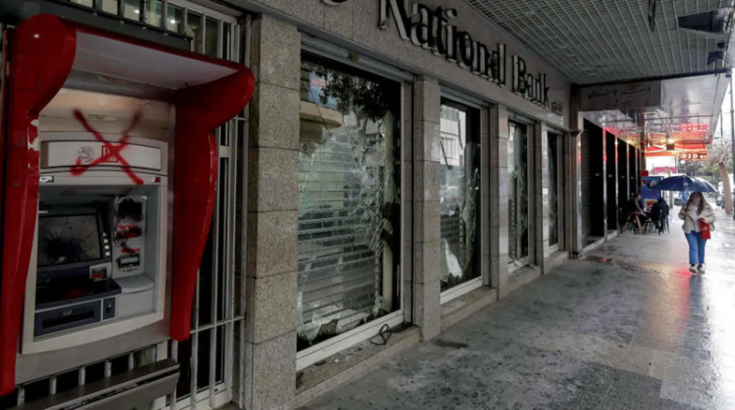 يسعى كثير من المحللين إلى مقاربة الأزمة الاقتصادية اللبنانية ومقارنتها مع غيرها بحثاً عن حلول ناجحة (أ.ف.ب)