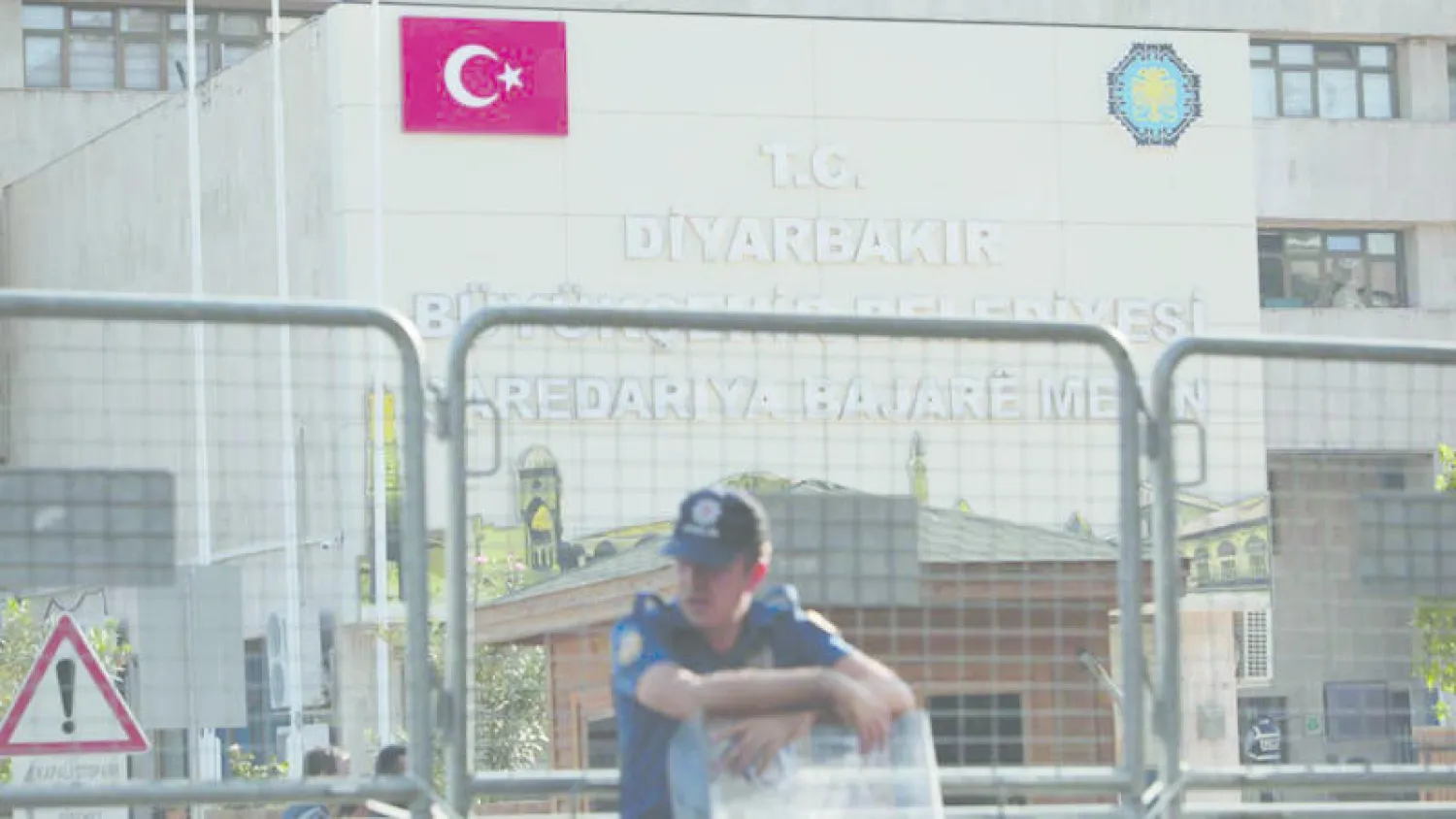 شرطي تركي يقف أمام أحد مقار احتجاز عدد من المؤيدين للأكراد (أرشيفية-رويترز)