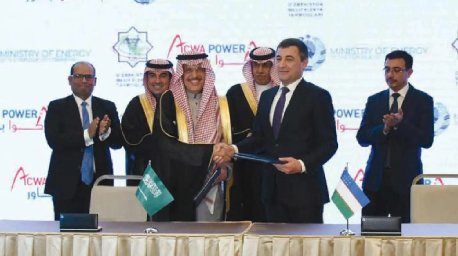 Uzbekistan's Minister of Energy and Acwa Power Chairman sign an MoU. AAWSAT AR
