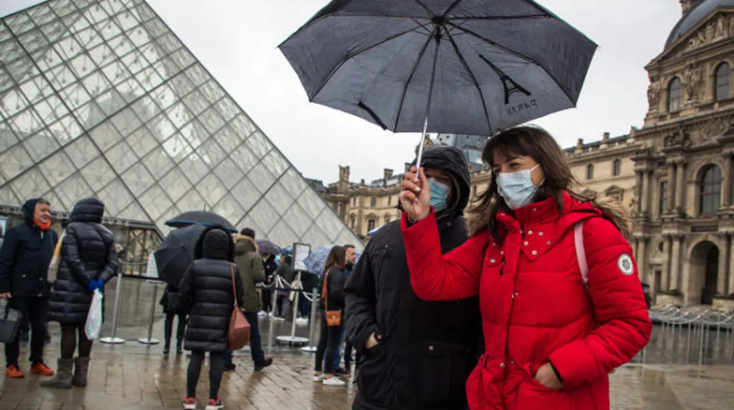 السماح للأشخاص الذين حجزوا تذاكرهم عبر الإنترنت (إ.ب.أ)