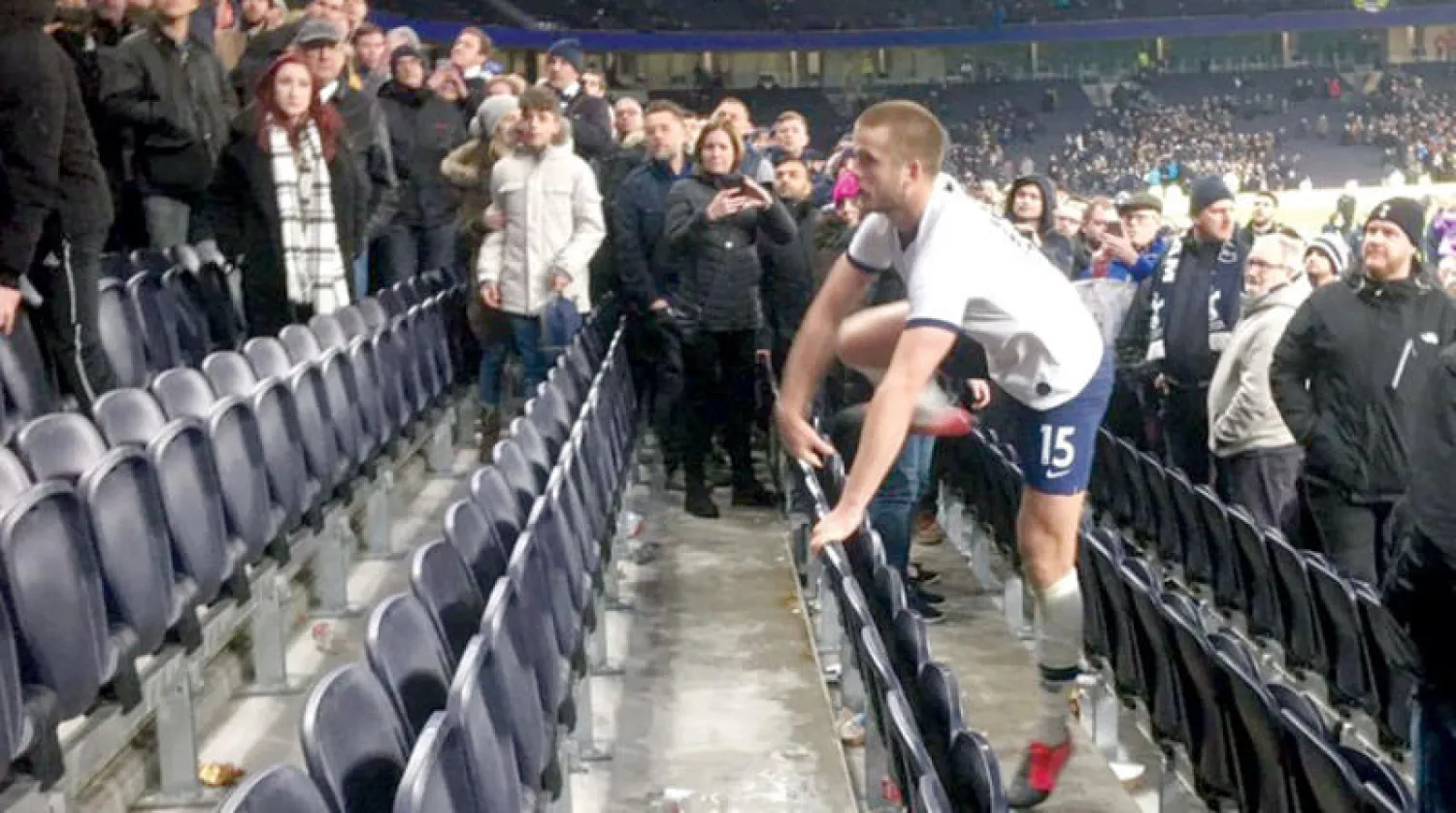 داير لاعب توتنهام يقتحم المدرجات للعراك مع أحد المشجعين