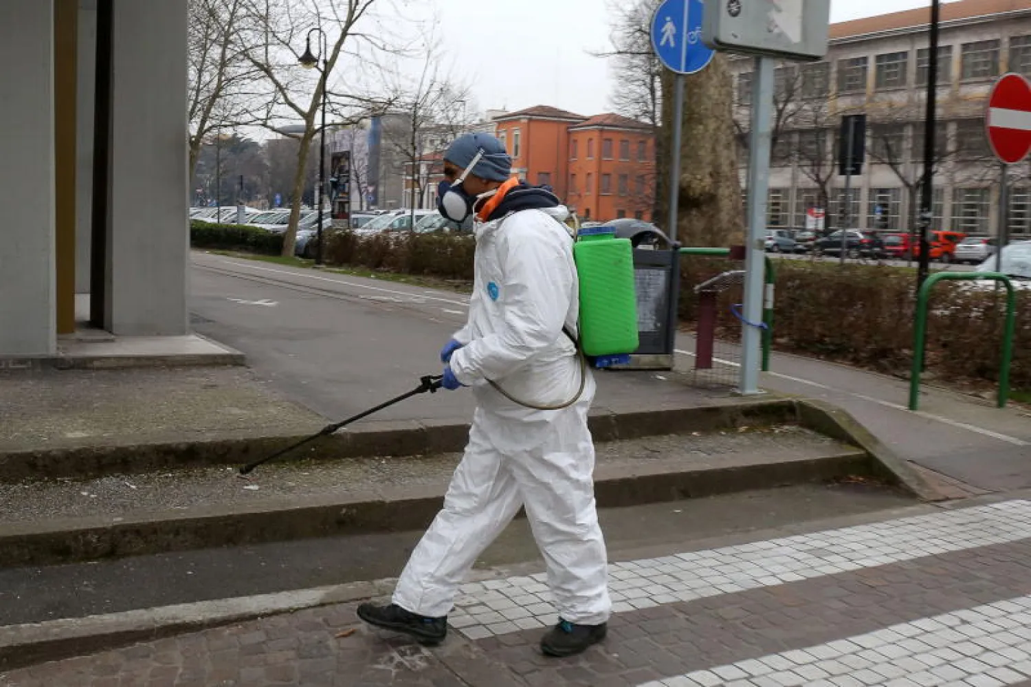 ***أونلاين*** عملية تطهير الشوارع في مدينة بادو شمال إيطاليا (إ.ب.أ)