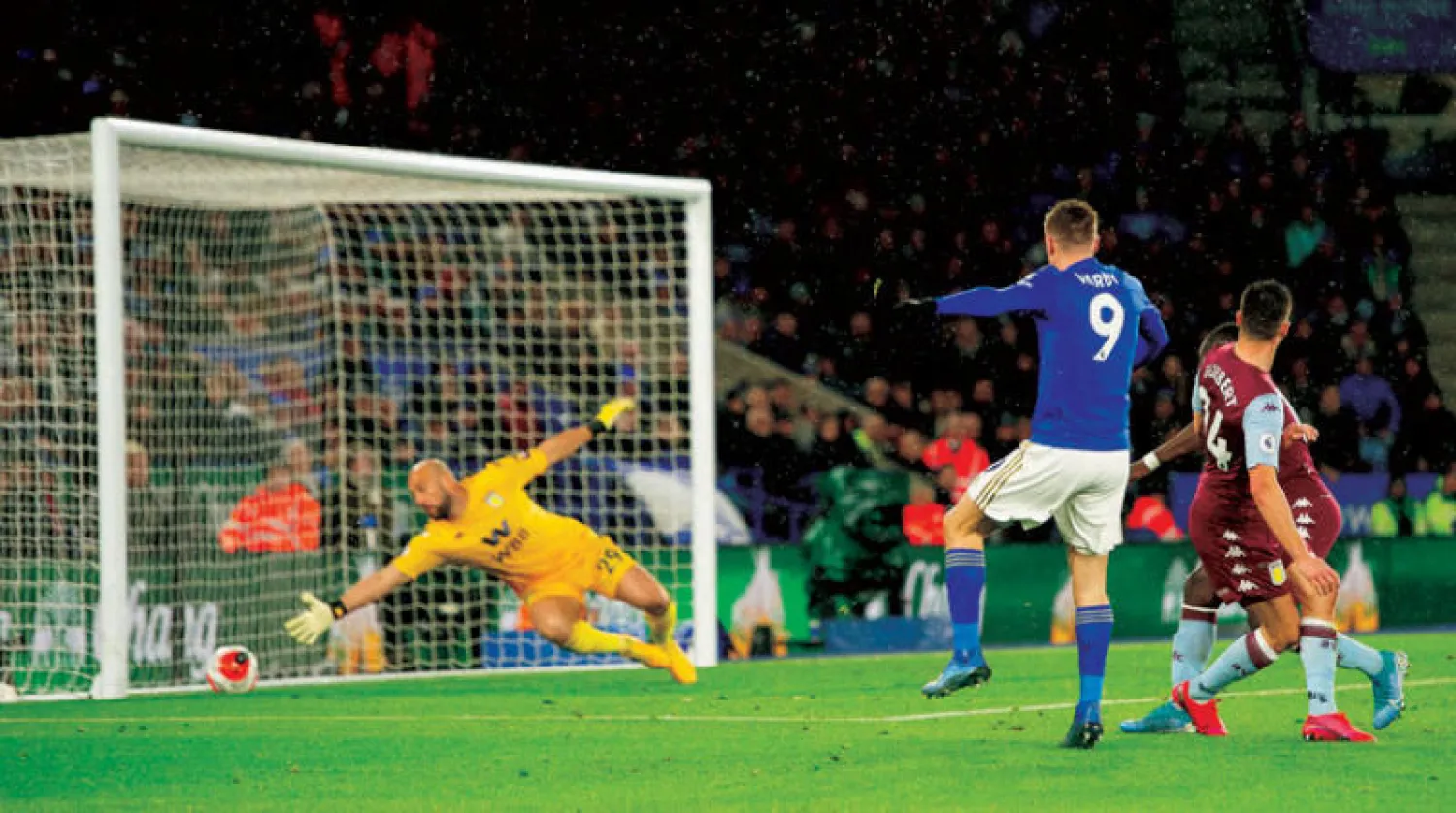 فاردي نجم ليستر (رقم 9) يسجل في مرمى أستون فيلا (إ.ب.أ)