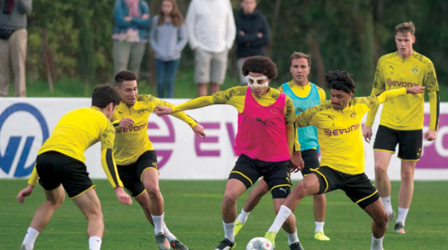 لاعبو دورتموند خلال التدريب استعداداً لمواجهة سان جيرمان (أ.ف.ب)