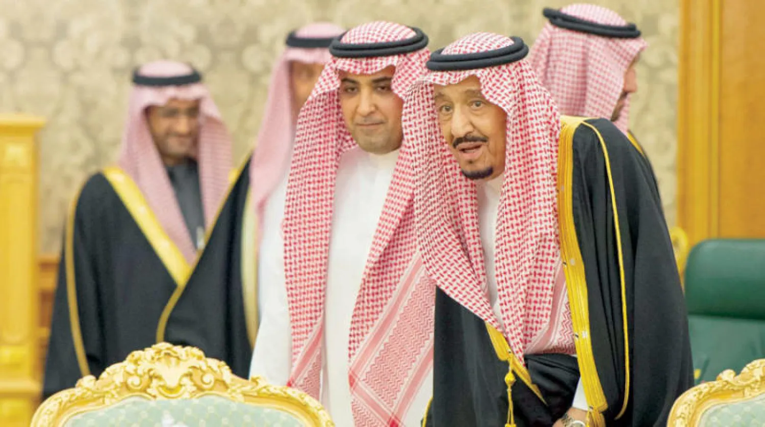 خادم الحرمين الشريفين قبل جلسة مجلس الوزراء التي عقدت برئاسته أمس (واس)