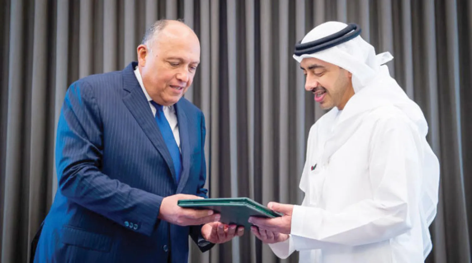 عبد الله بن زايد يتسلم رسالة الرئيس السيسي خلال لقائه مع شكري أمس («وام»)