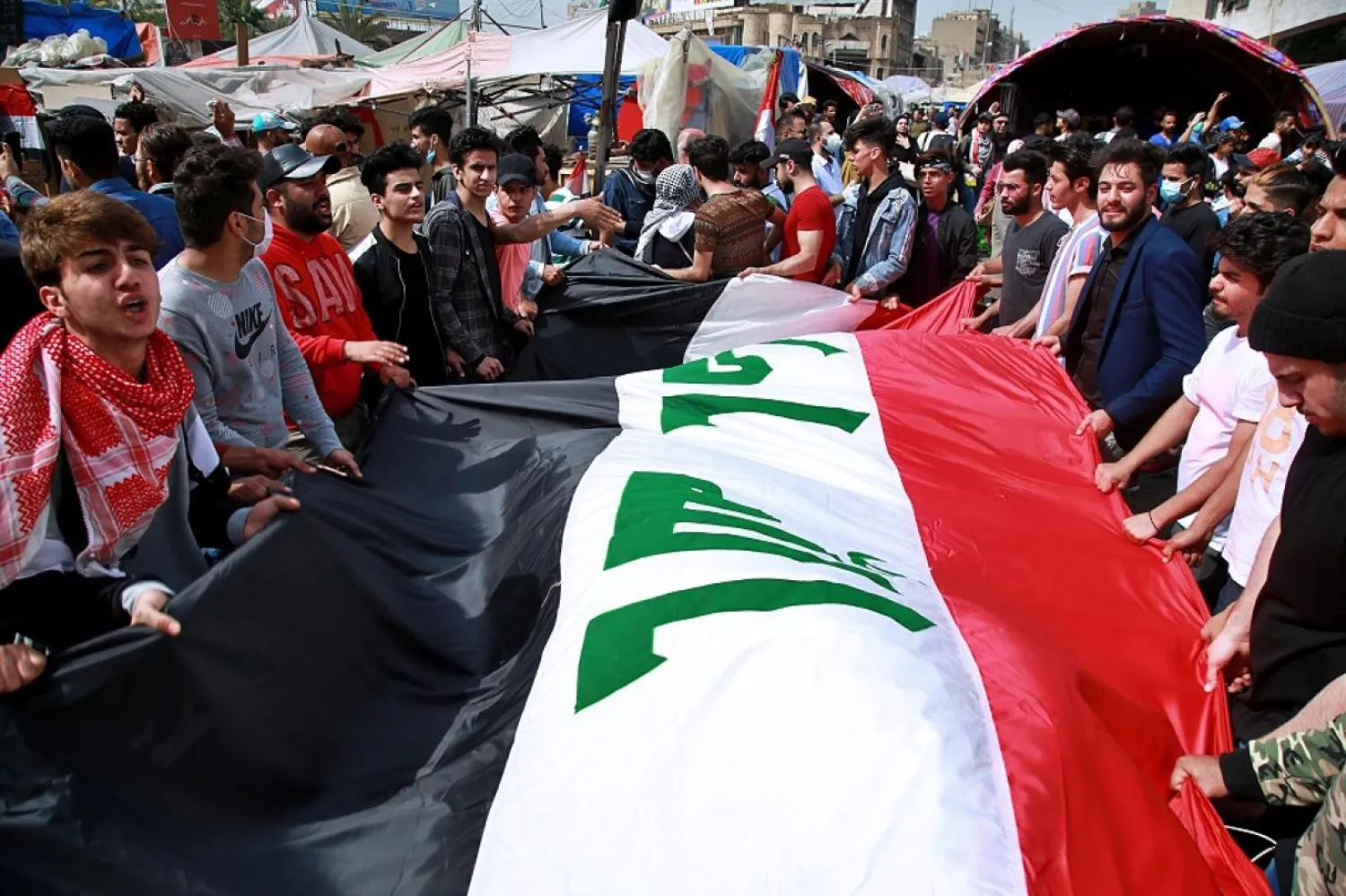 Iraklı göstericiler, 8 Mart Dünya Kadınlar Günü münasebetiyle düzenlenen etkinliğe destek veriyor (AP)