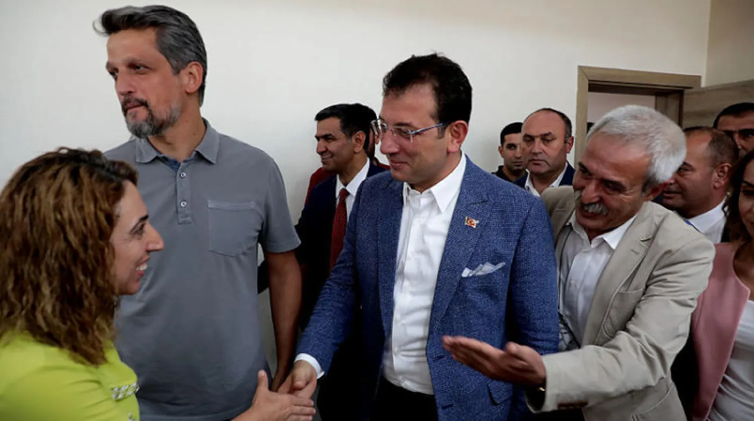 رئيس بلدية إسطنبول أكرم إمام أوغلو يلتقي الرئيس المنتخب  لبلدية مدينة ديار بكر عدنان سلجوق مزركلي (يسار) (رويترز)