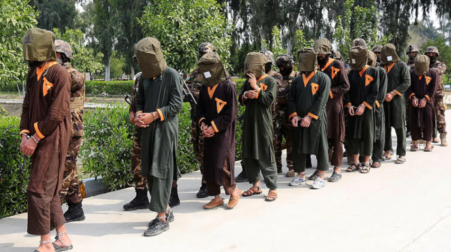 متمردون تم القبض عليهم من قبل قوات الأمن الأفغانية عرضوا أمام وسائل الإعلام في جلال آباد أمس (رويترز)