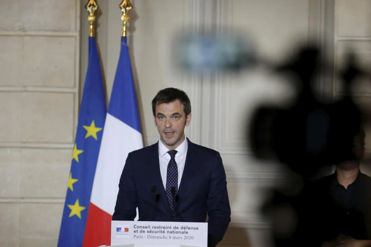 وزير الصحة الفرنسي أوليفيه فيران خلال إفادة صحافية إثر اجتماع مجلس الدفاع مع الرئيس إيمانويل ماكرون أمس (أ.ب)