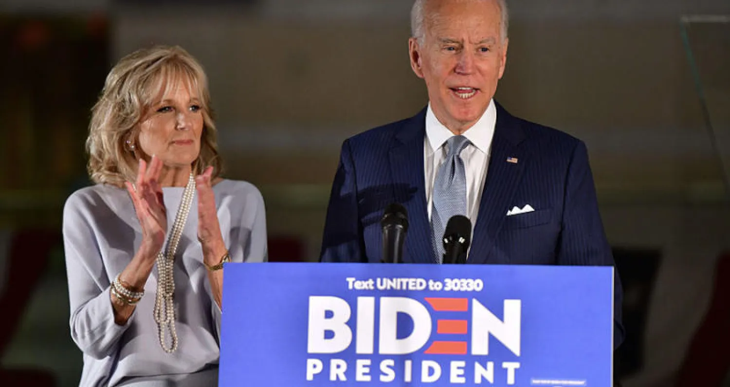 بايدن يتحدث بحضور زوجته إلى عدد من  أنصاره في فيلادلفيا أول من أمس (ا.ف.ب)