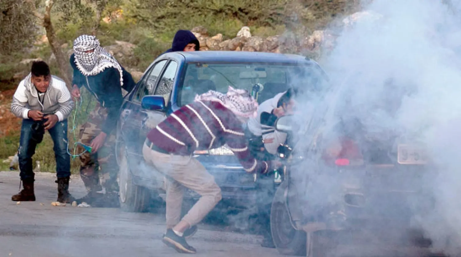 مواجهات عنيفة جنوب نابلس في محاولة لمنع المستوطنين من السيطرة على جبل العرمة (أ.ف.ب)