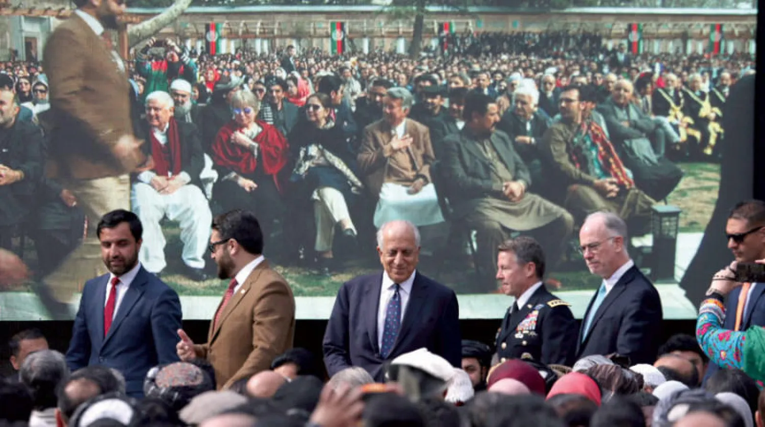 المبعوث الأميركي للسلام في أفغانستان زلماي خليل زاد (وسط) لدى حضوره تنصيب الرئيس أشرف غني (أ.ب)