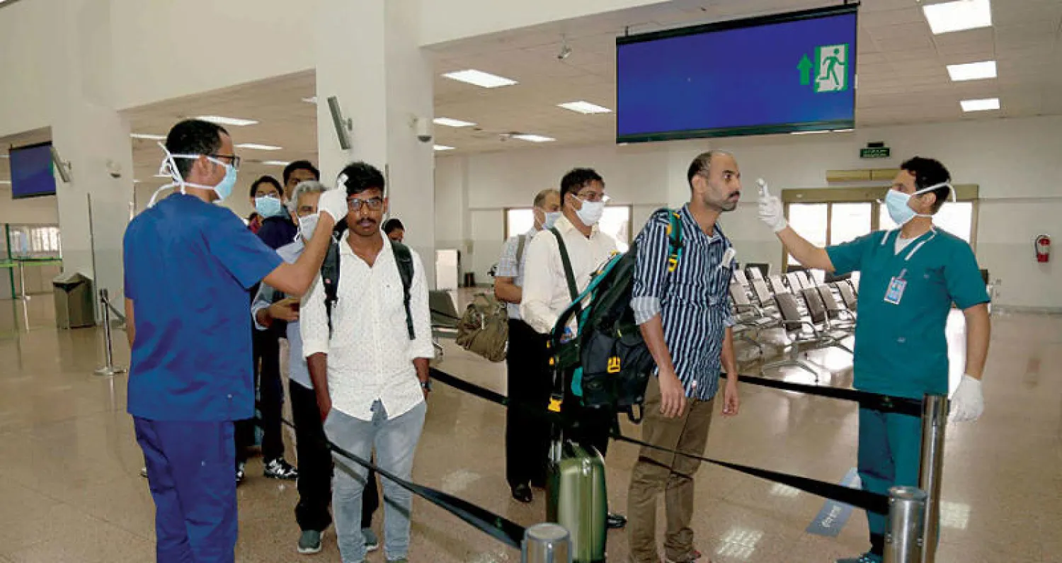 من إجراءات فحص الركاب في مطار الملك عبدالعزيز الدولي بجدة (تصوير: غازي مهدي)