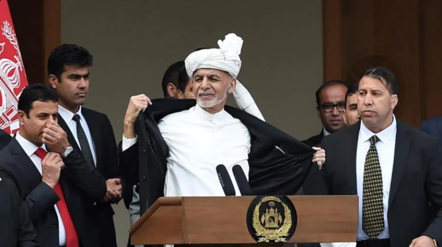 اشرف غنی رییس جمهور افغانستان هنگام شنیدن صدای انفجارها در نشست خبری در کاخ ریاست جمهوری در کابل (فرانس پرس)