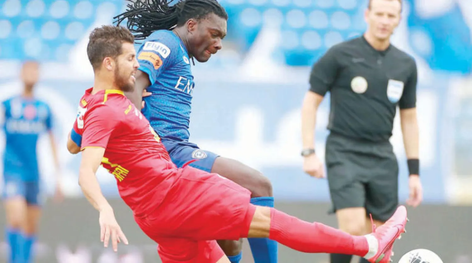 جانب من المواجهة التي جمعت ضمك والهلال أمس (تصوير: سعد العنزي)