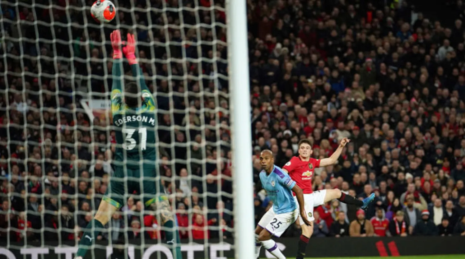 دانييل جيمس مهاجم يونايتد تفوق على فيرناندينهو مدافع سيتي وصوب نحو مرمى إيدرسون (أ.ب)