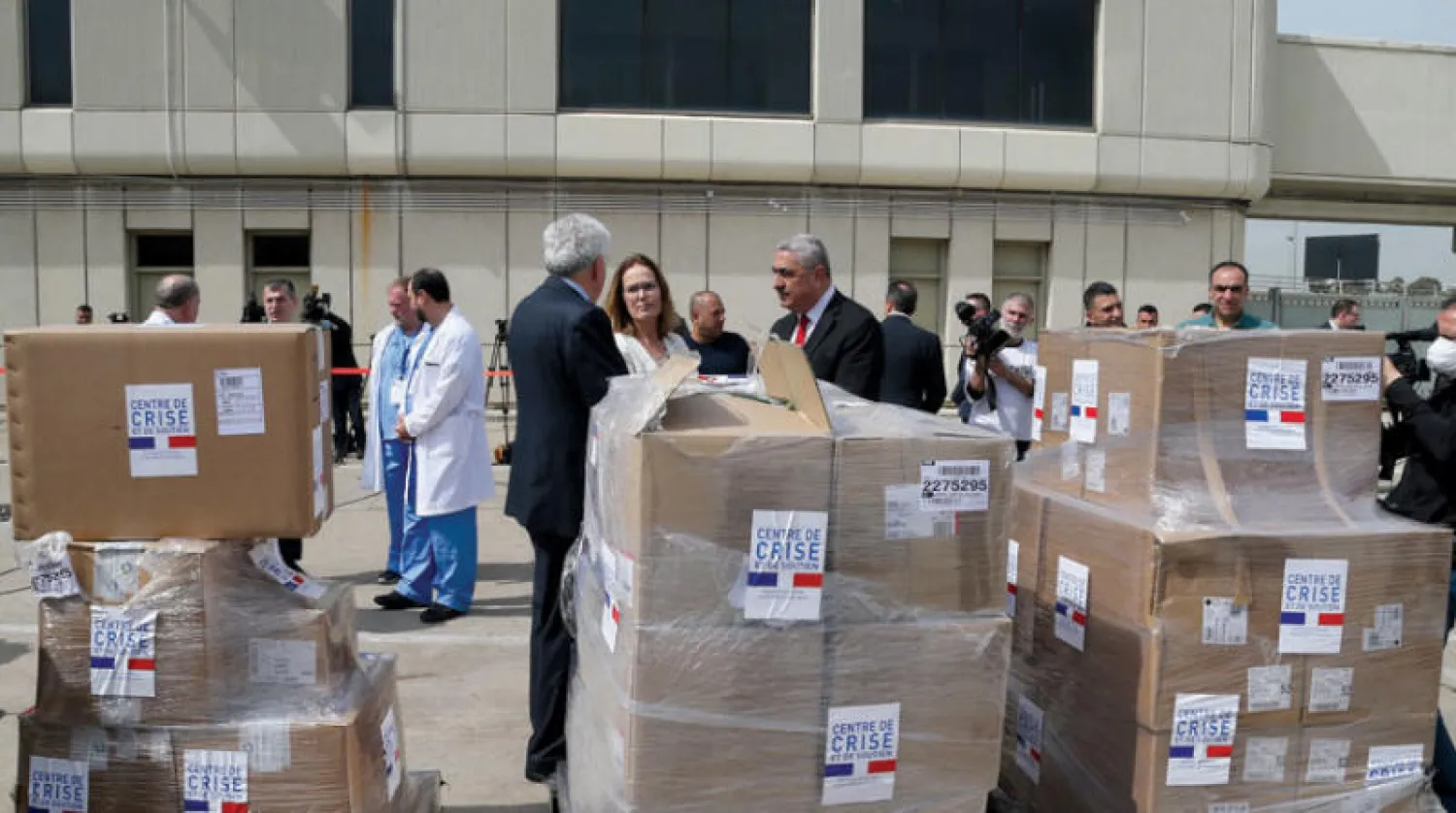 الوزير حتي تسلم معدات الحماية الطبية من السلطات الفرنسية للبنان في مطار رفيق الحريري الدولي أمس (إ.ب.أ)