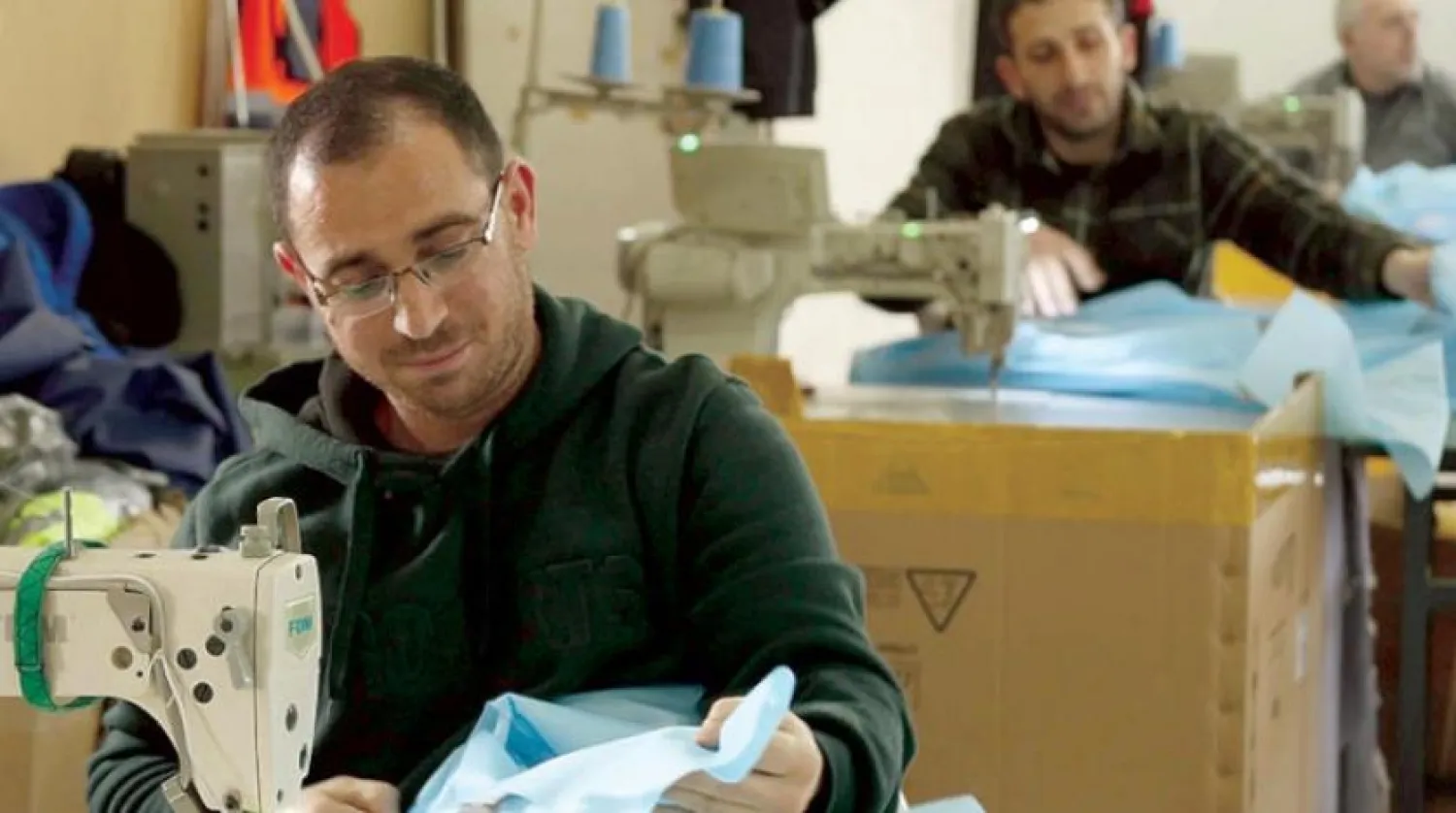 El-Halil’deki Super Tex fabrikası, virüsten koruyucu kıyafetler üretmeye başladı (WAFA)