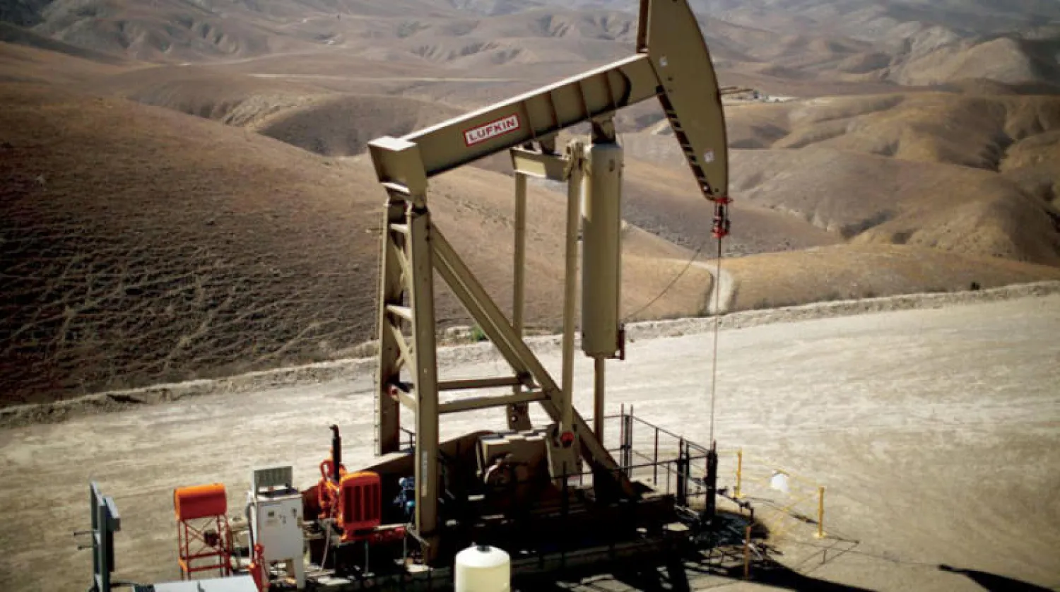 هبوط الأسعار على نحو هو الأكبر منذ 30 سنة سيجبر الشركات على خفض استثماراتها سريعاً (رويترز)