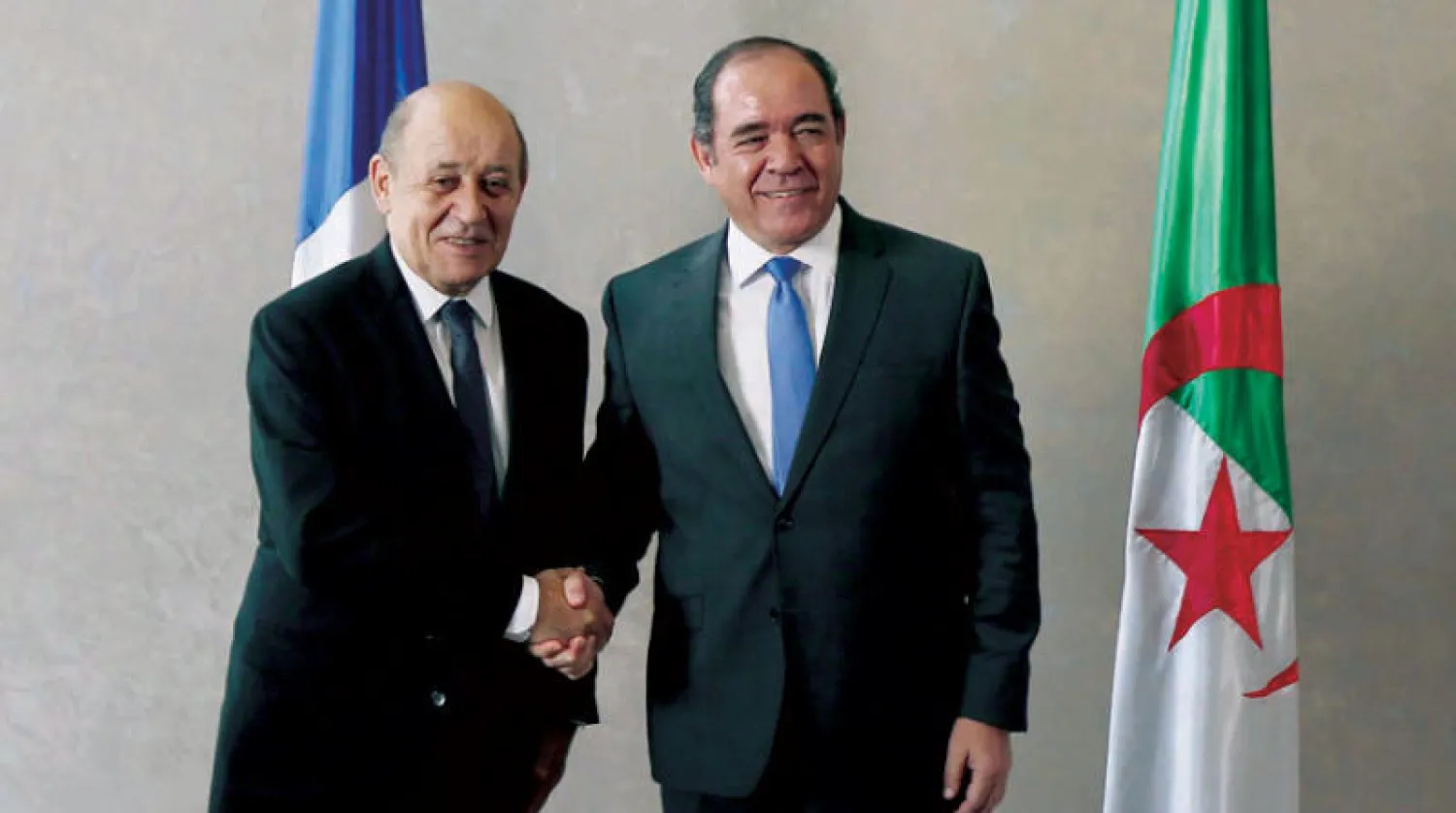 وزير الخارجية الجزائري صبري بوقادوم مستقبلاً نظيره الفرنسي جان إيف لودريان في الجزائر العاصمة أمس  (إ.ب.أ)